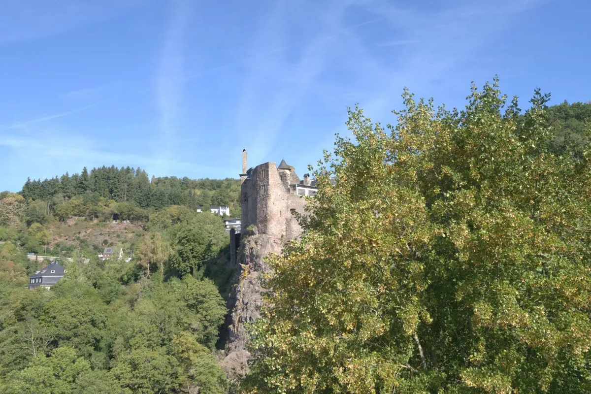 Burgruine über den Wäldern — Rheinland-Pfalz im Herbstlicht Poster
