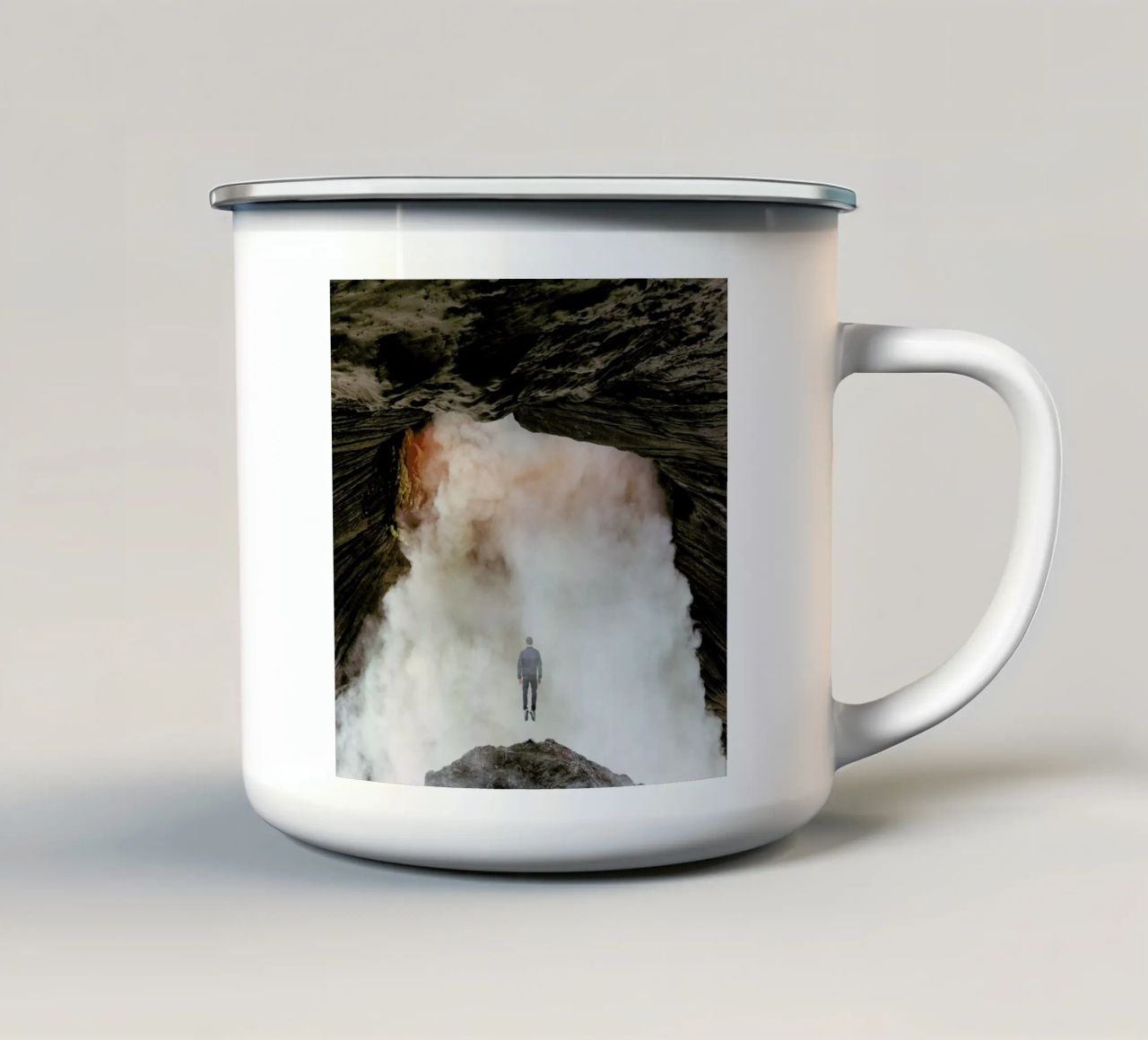 Volcano Blow tazza in smalto da Eugene Soloviev