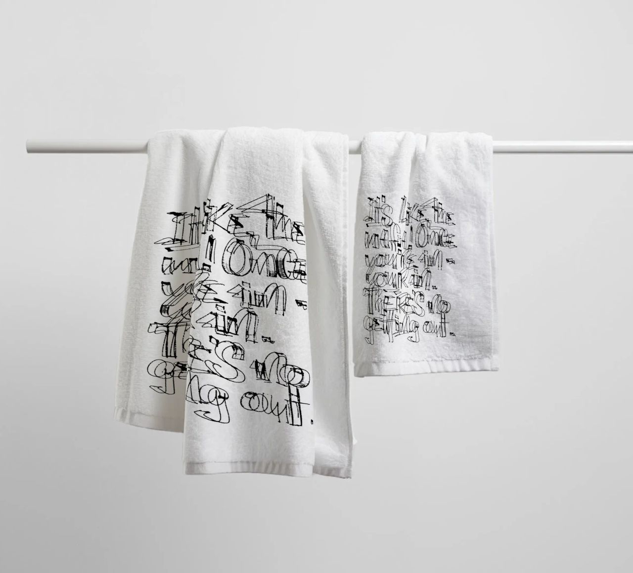 Surfing - if you are in, you are in. asciugamano da bagno da LIMITED EDITION LETTERS
