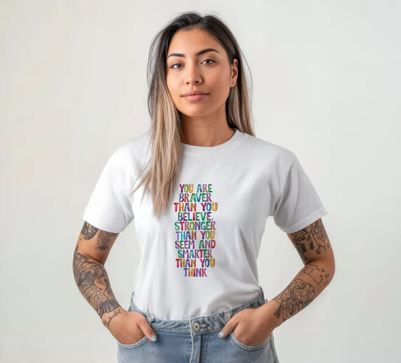 Siete più coraggiosi di quanto crediate e più forti di quanto sembriate t-shirt da THE MOTIVATED TYPE