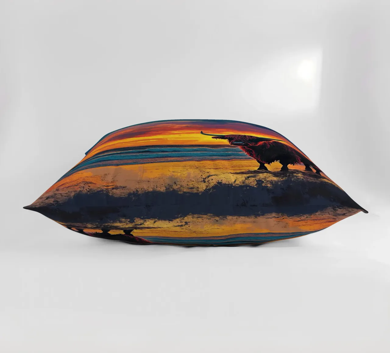Mucca Highland am Strand cuscino da Nikis Art Studio