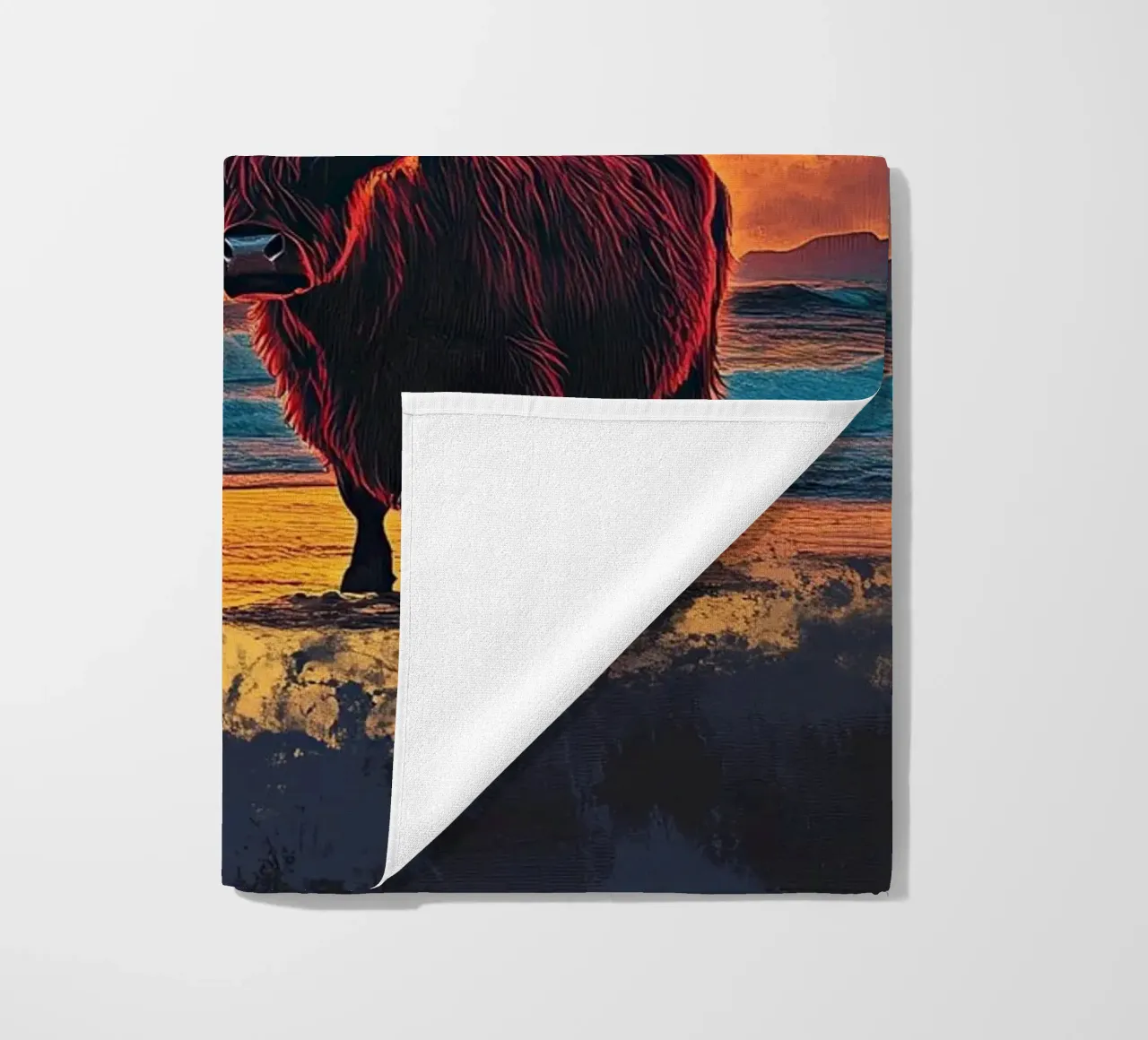 Mucca Highland am Strand telo mare da Nikis Art Studio