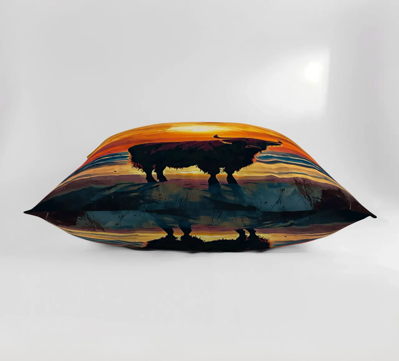 Mucca Highland am Meer cuscino da Nikis Art Studio