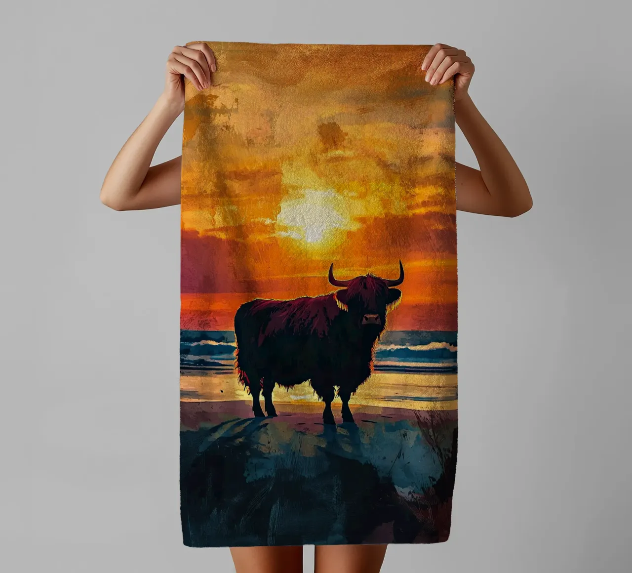 Mucca Highland am Meer asciugamano da bagno da Nikis Art Studio