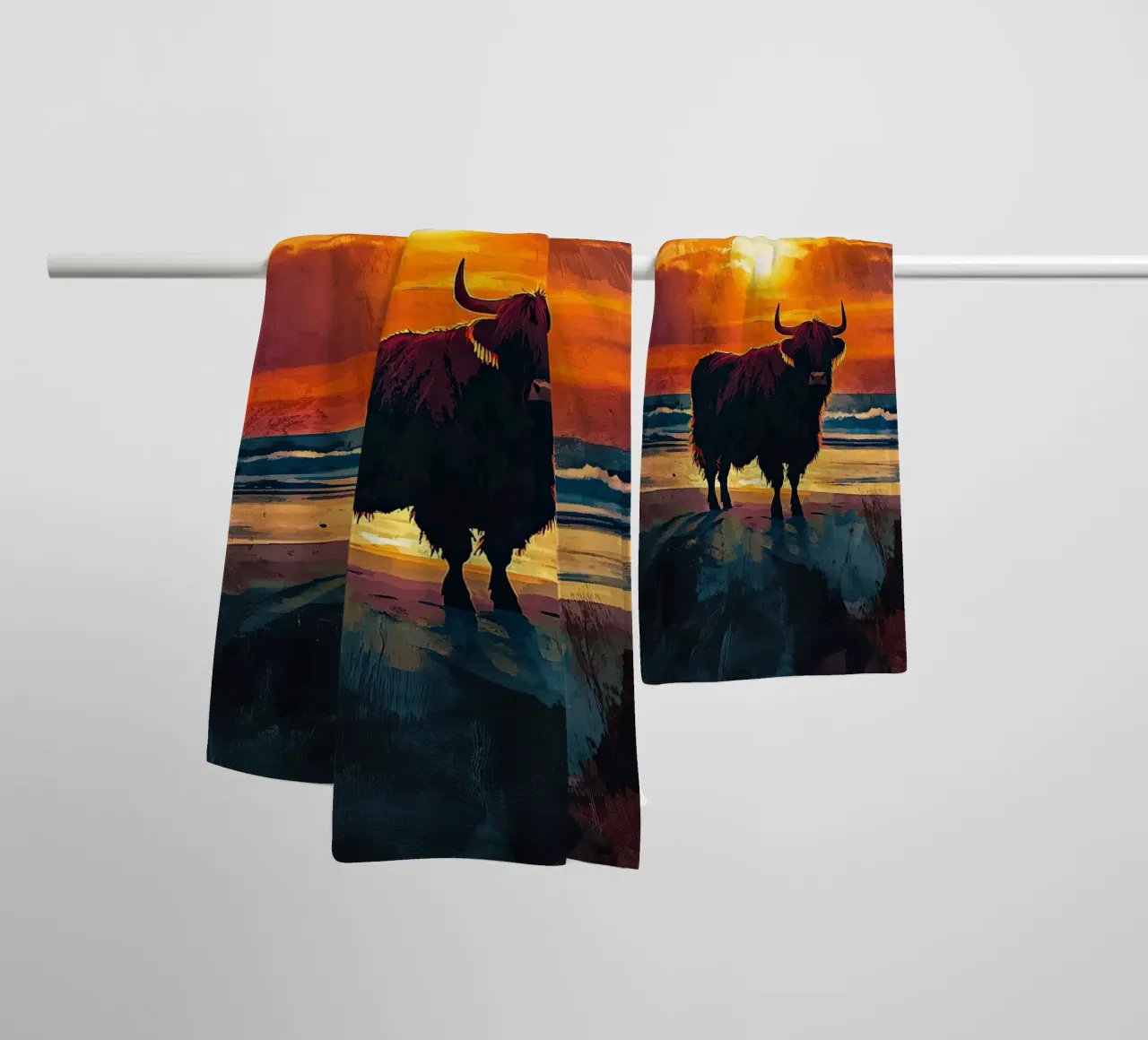 Mucca Highland am Meer asciugamano da bagno da Nikis Art Studio