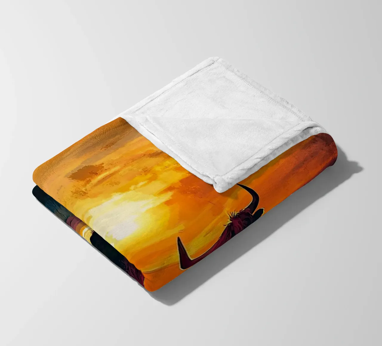 Mucca Highland am Meer coperta in pile da Nikis Art Studio