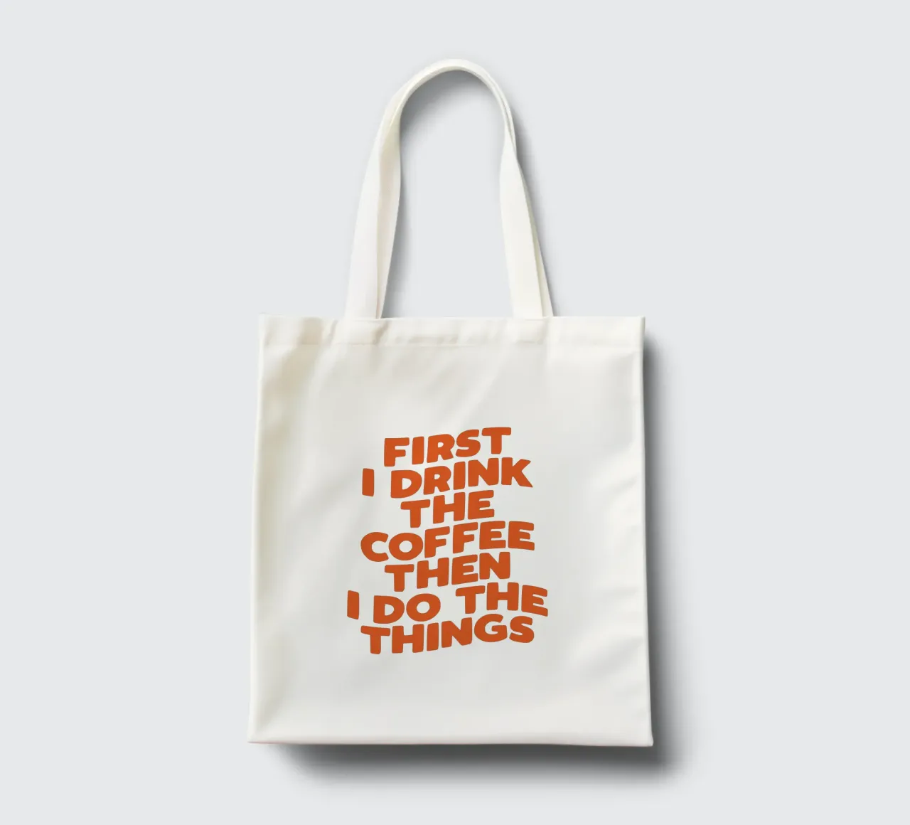 Prima bevo il caffè e poi faccio le cose che mi interessano Witty Design borsa in juta da THE MOTIVATED TYPE
