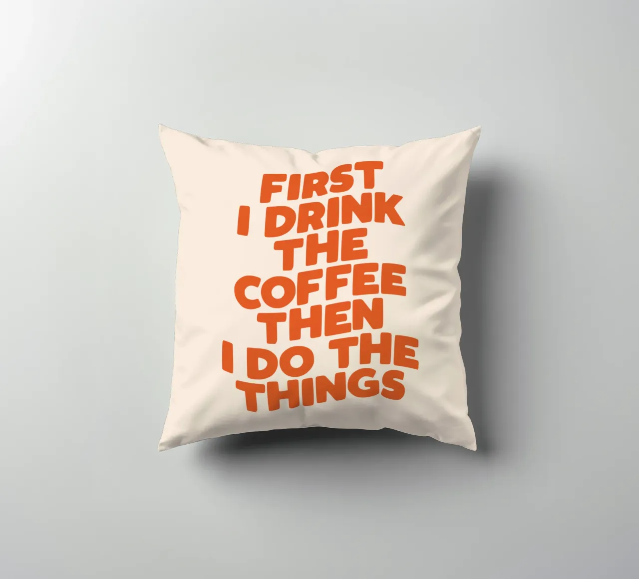 Prima bevo il caffè e poi faccio le cose che mi interessano Witty Design cuscino da THE MOTIVATED TYPE
