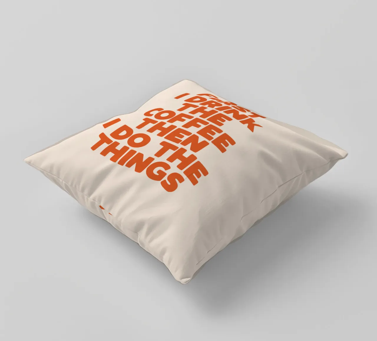 Prima bevo il caffè e poi faccio le cose che mi interessano Witty Design cuscino da THE MOTIVATED TYPE