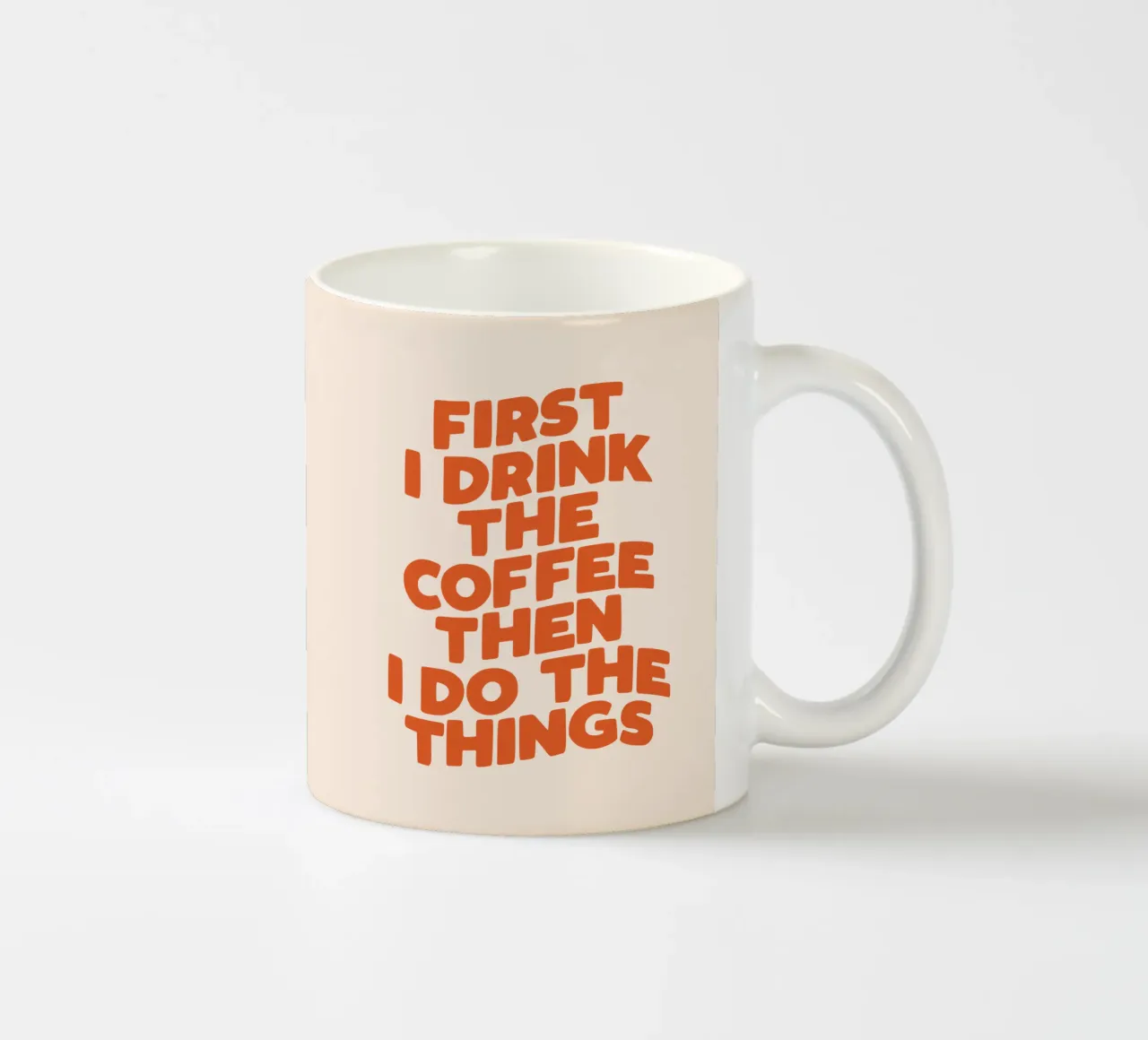 Prima bevo il caffè e poi faccio le cose che mi interessano Witty Design tazza in ceramica da THE MOTIVATED TYPE