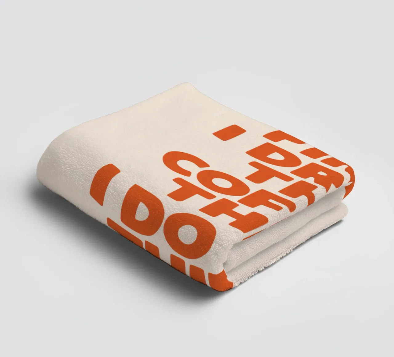 Erst trinke ich den Kaffee, dann mache ich die Dinge Witziges Design Handtuch von THE MOTIVATED TYPE
