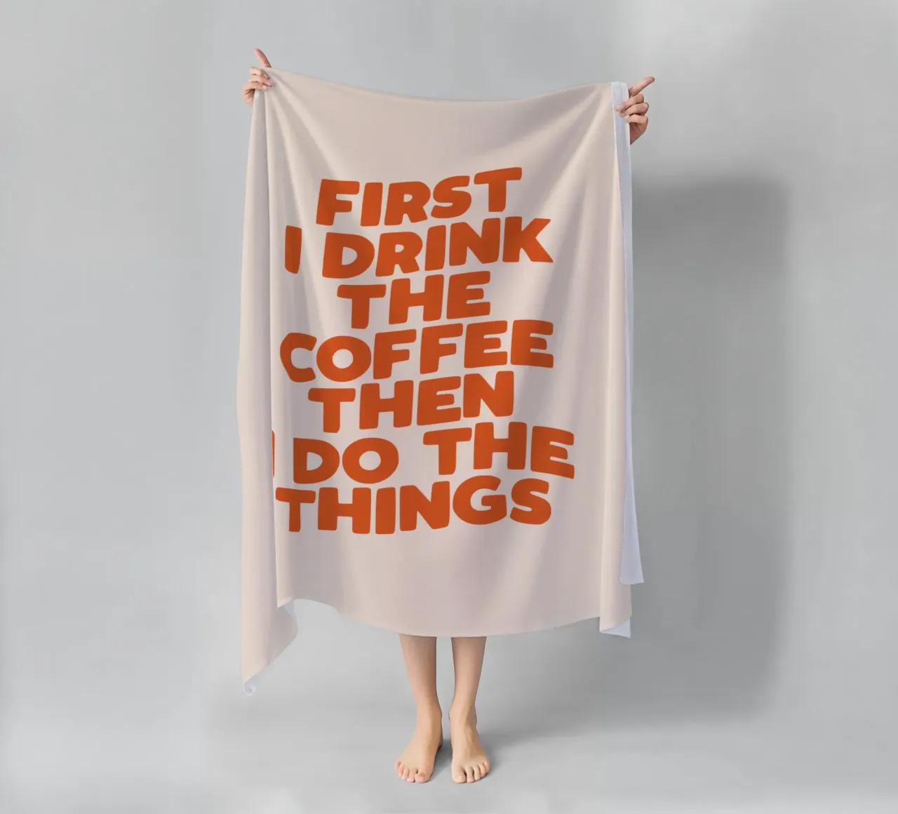 Prima bevo il caffè e poi faccio le cose che mi interessano Witty Design telo mare da THE MOTIVATED TYPE