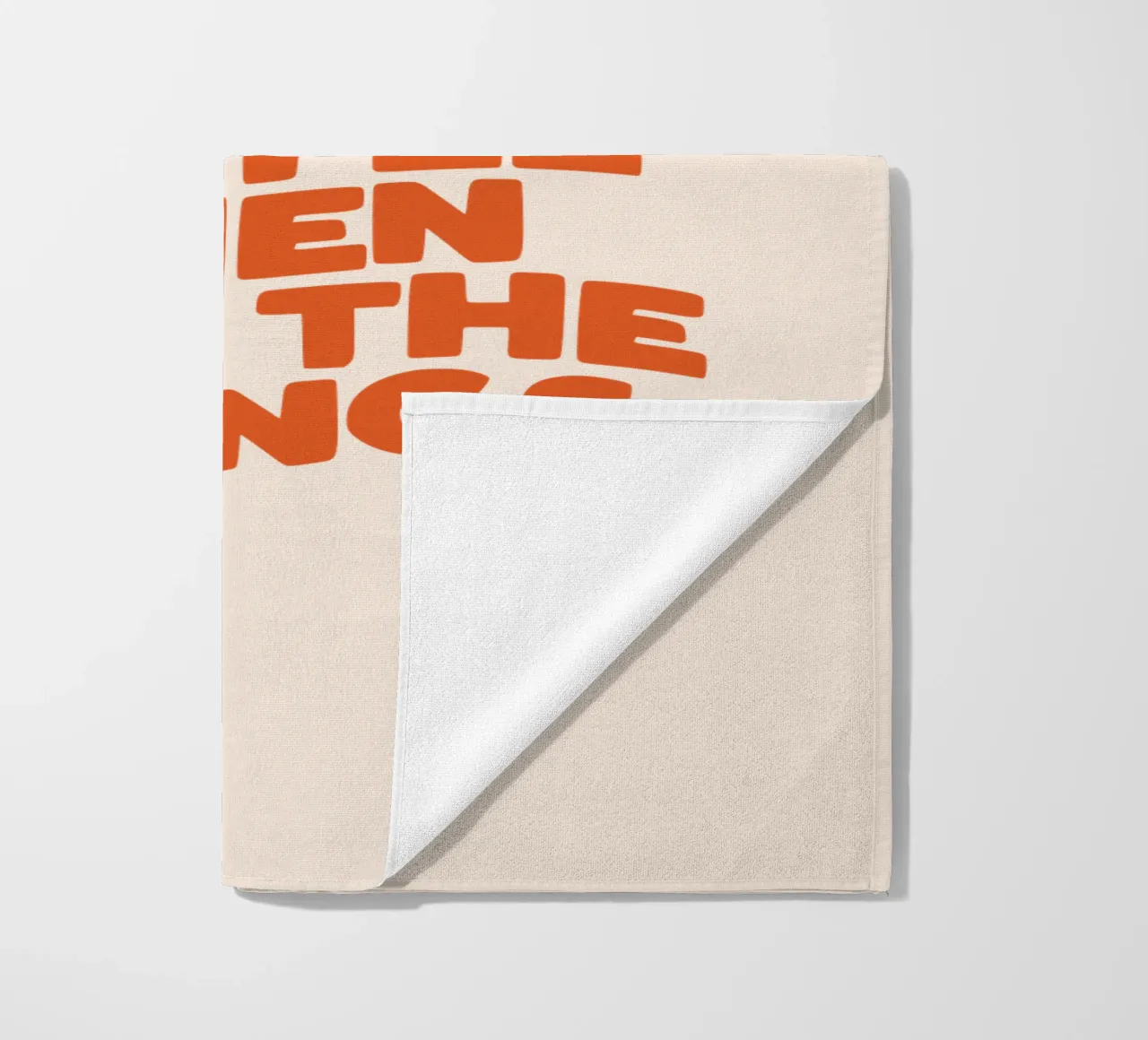 Prima bevo il caffè e poi faccio le cose che mi interessano Witty Design telo mare da THE MOTIVATED TYPE