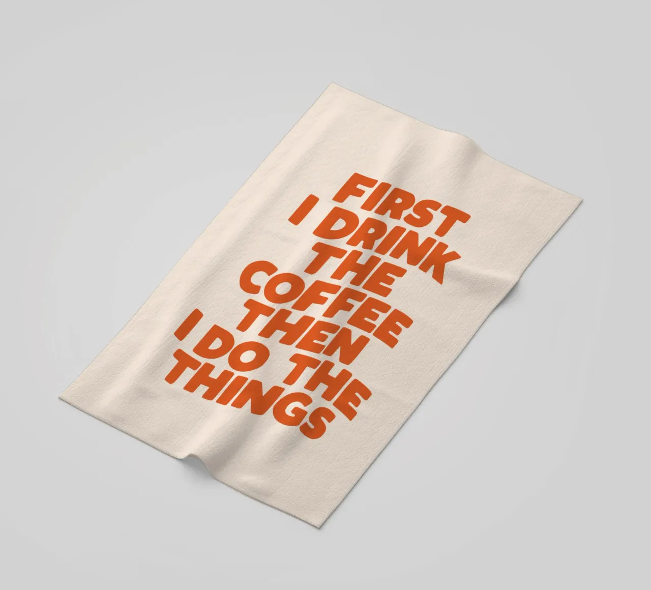 Prima bevo il caffè e poi faccio le cose che mi interessano Witty Design telo mare da THE MOTIVATED TYPE