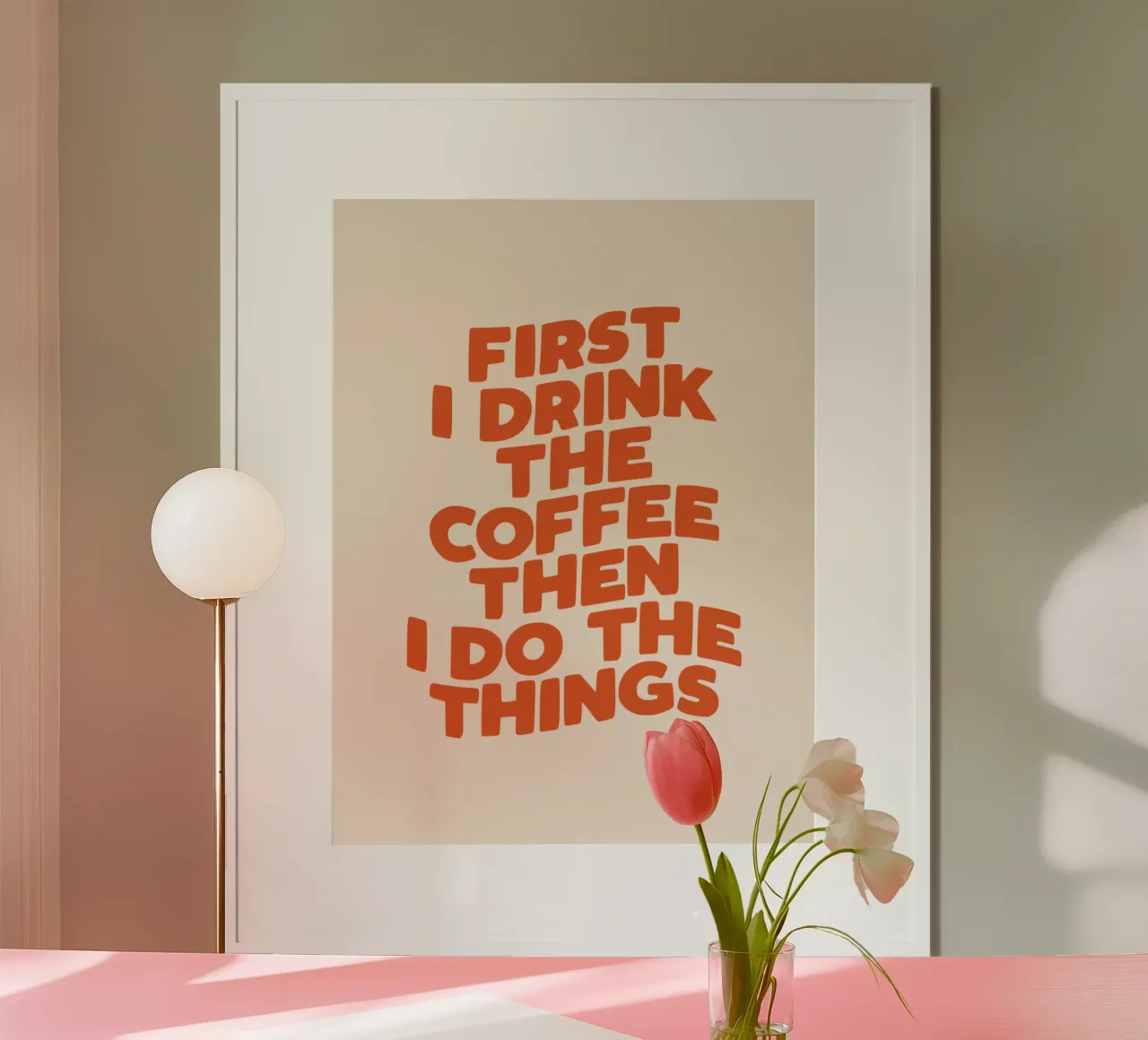 Prima bevo il caffè e poi faccio le cose che mi interessano Witty Design poster con telaio in alluminio da THE MOTIVATED TYPE