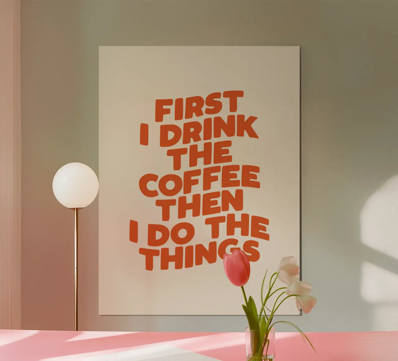 Prima bevo il caffè e poi faccio le cose che mi interessano Witty Design poster con telaio in alluminio da THE MOTIVATED TYPE