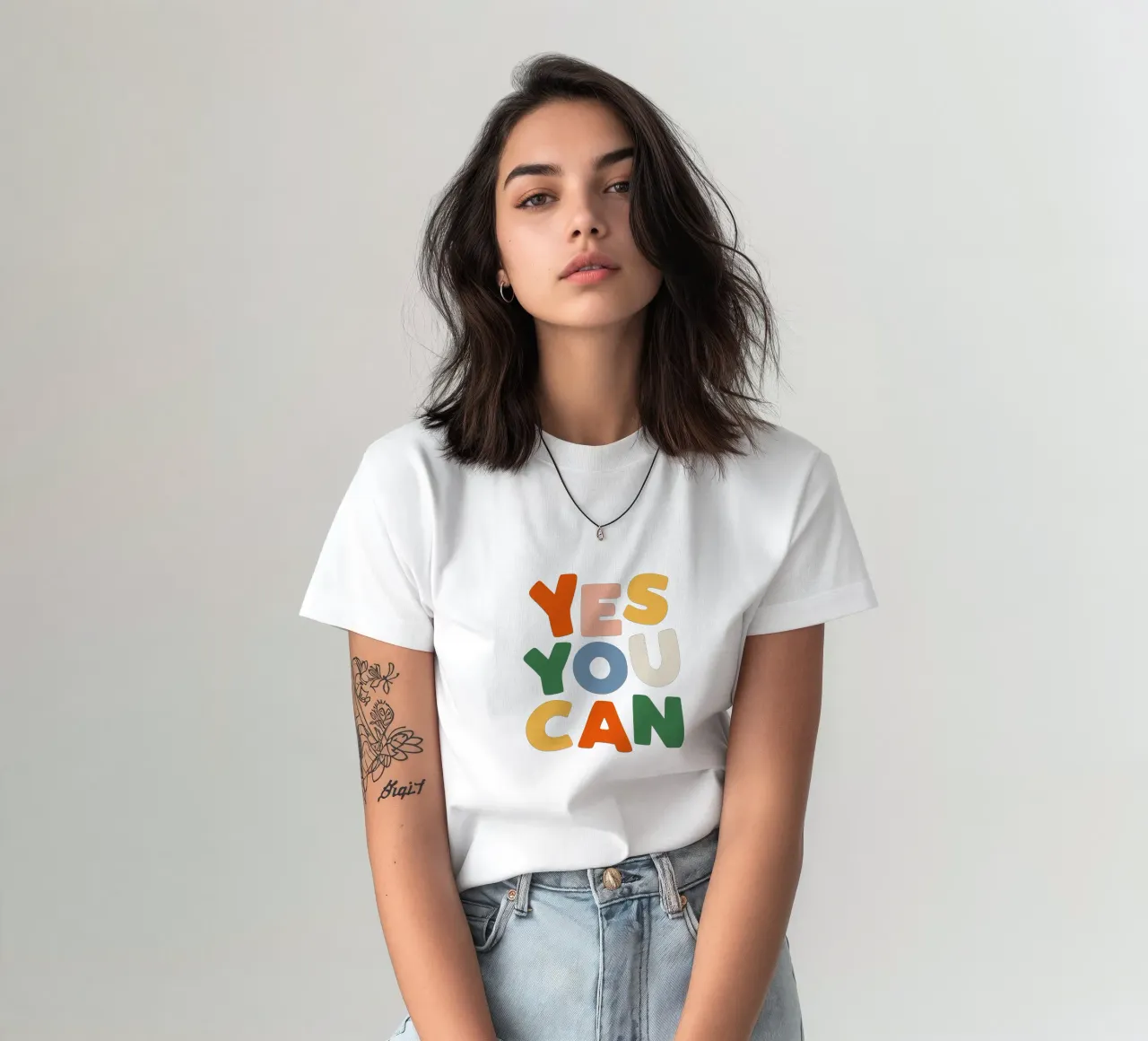 Yes You Can Design tipografico colorato t-shirt da THE MOTIVATED TYPE