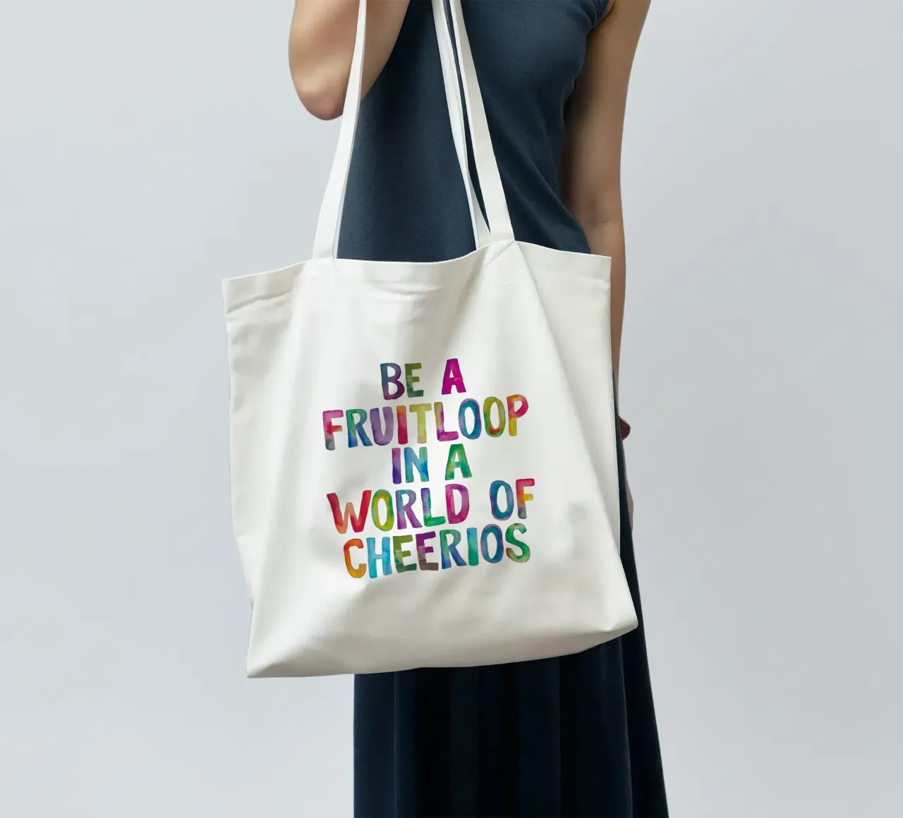 Sii un Fruitloop in un mondo di Cheerios Tipografia arcobaleno borsa in juta da THE MOTIVATED TYPE