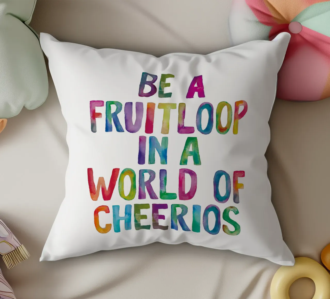 Sii un Fruitloop in un mondo di Cheerios Tipografia arcobaleno cuscino da THE MOTIVATED TYPE