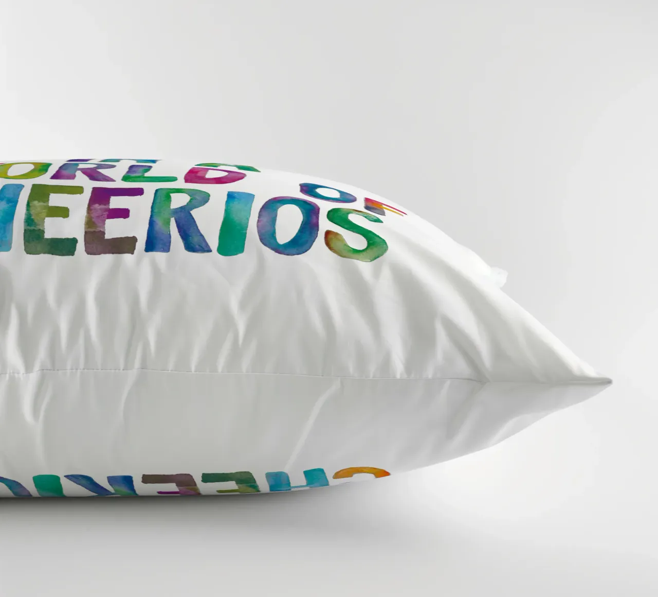 Sii un Fruitloop in un mondo di Cheerios Tipografia arcobaleno cuscino da THE MOTIVATED TYPE