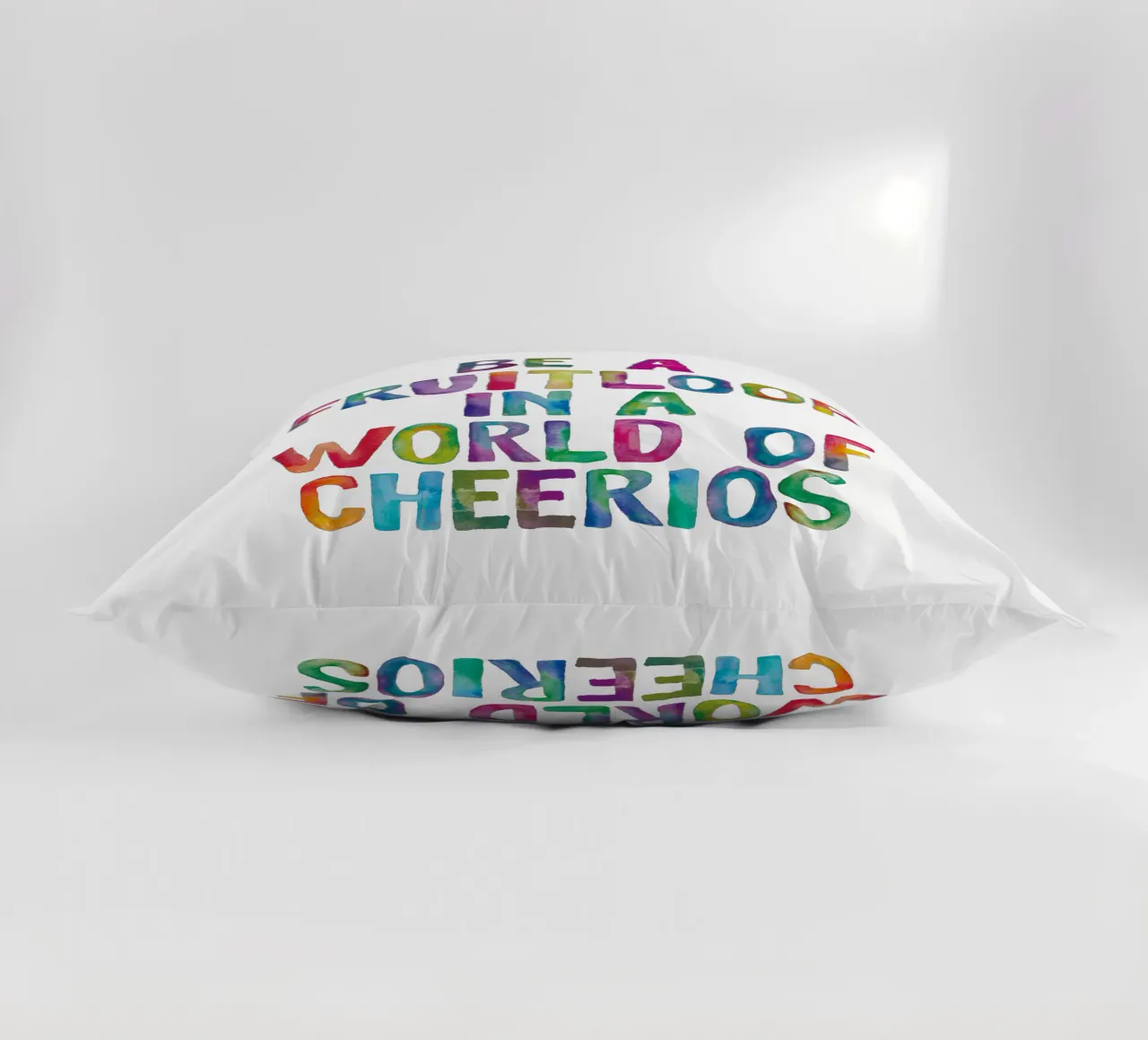 Sii un Fruitloop in un mondo di Cheerios Tipografia arcobaleno cuscino da THE MOTIVATED TYPE