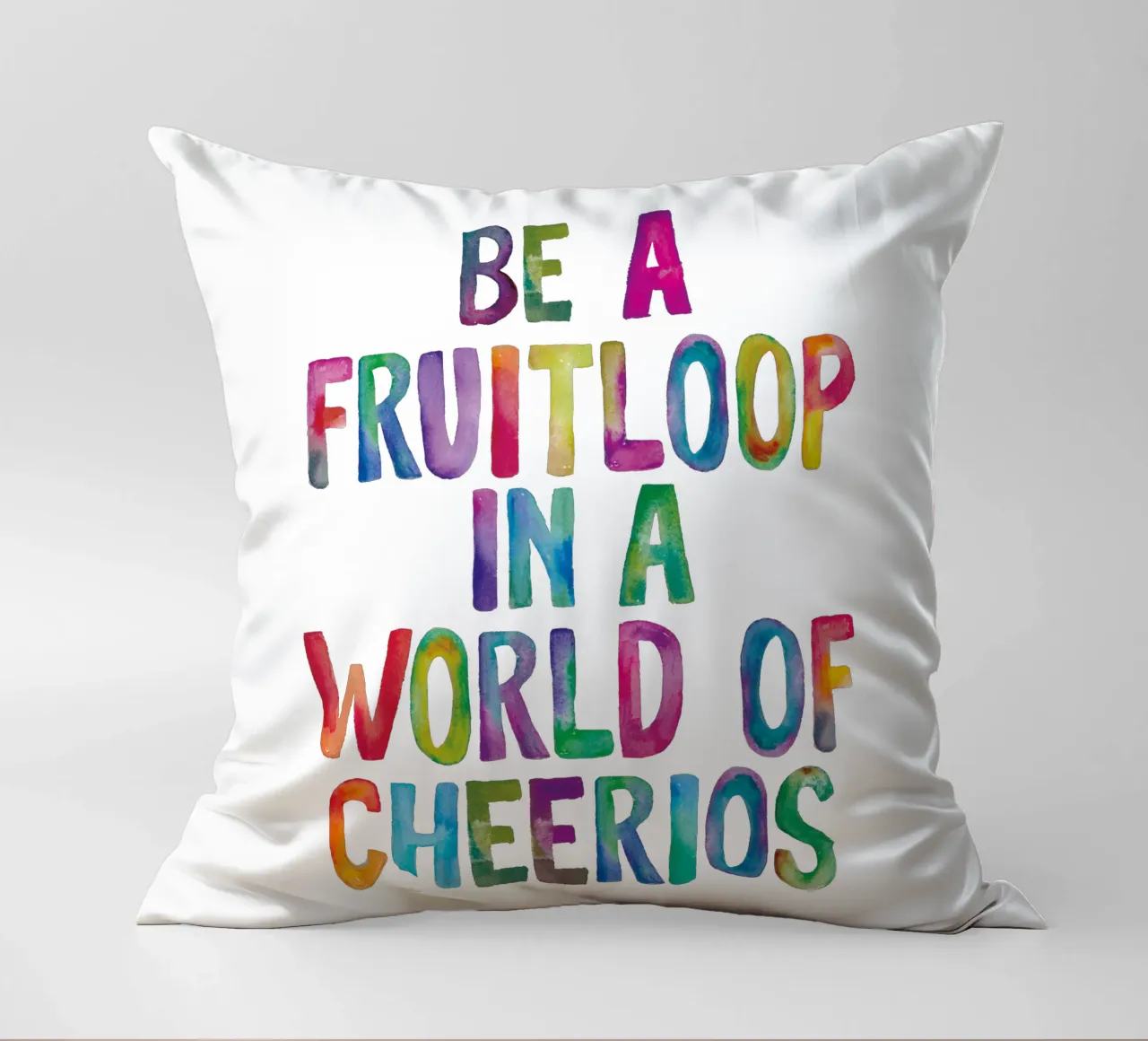 Sii un Fruitloop in un mondo di Cheerios Tipografia arcobaleno cuscino da THE MOTIVATED TYPE