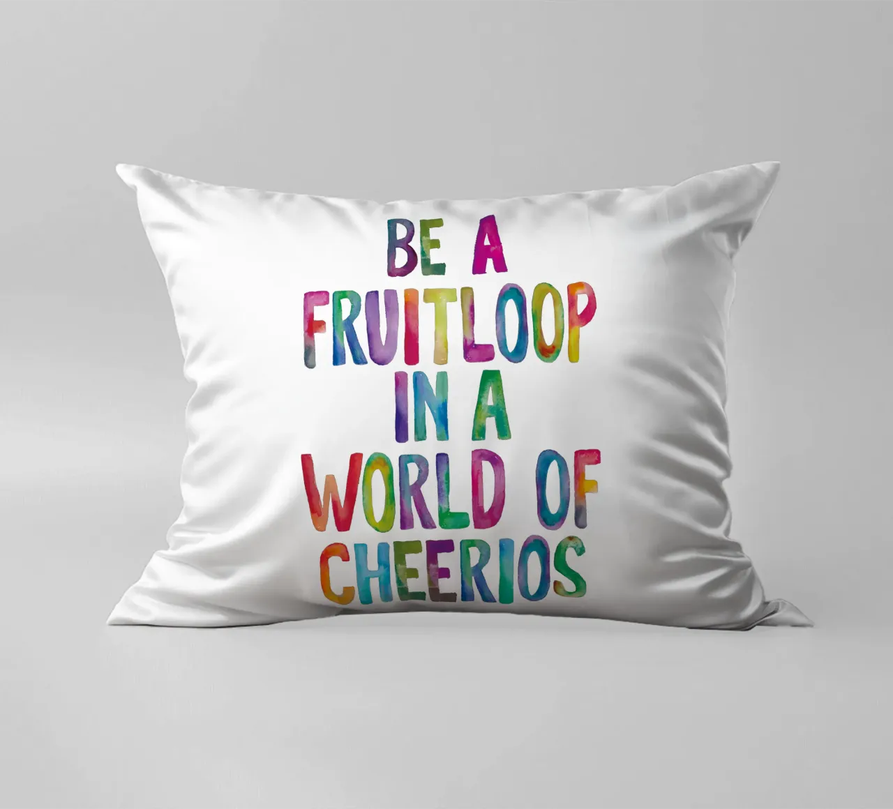 Sii un Fruitloop in un mondo di Cheerios Tipografia arcobaleno cuscino da THE MOTIVATED TYPE