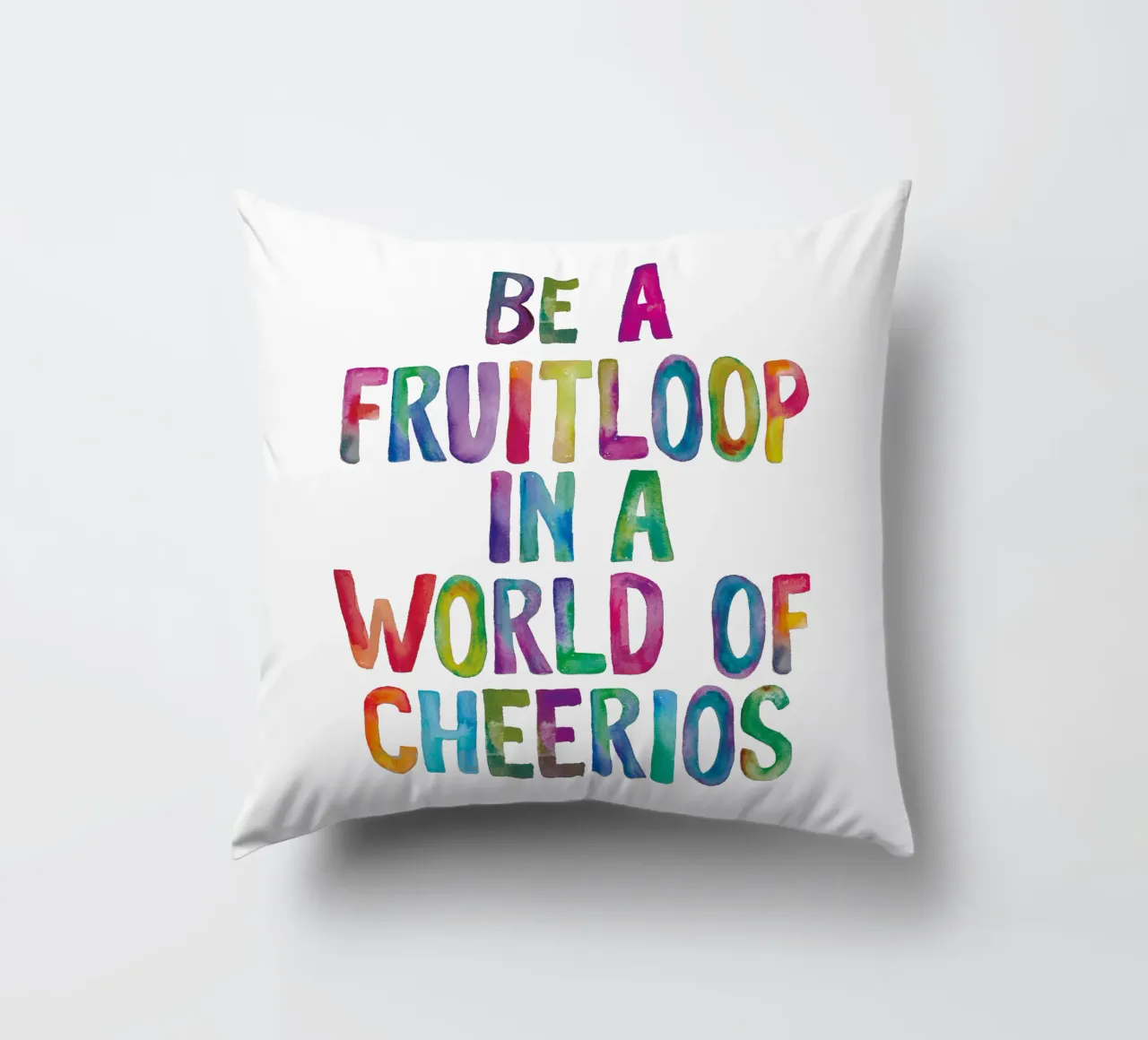 Sii un Fruitloop in un mondo di Cheerios Tipografia arcobaleno cuscino da THE MOTIVATED TYPE