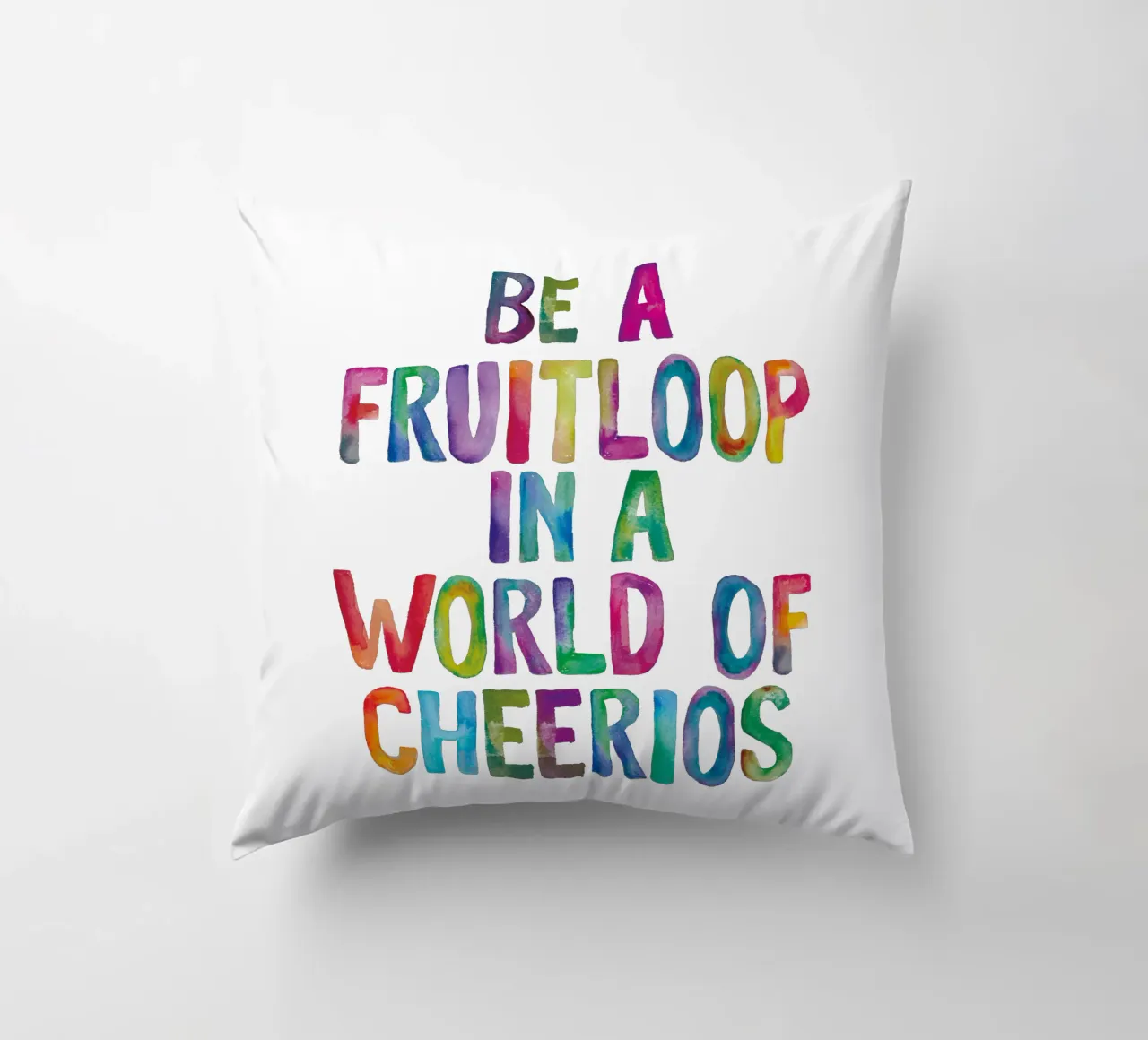 Sii un Fruitloop in un mondo di Cheerios Tipografia arcobaleno cuscino da THE MOTIVATED TYPE