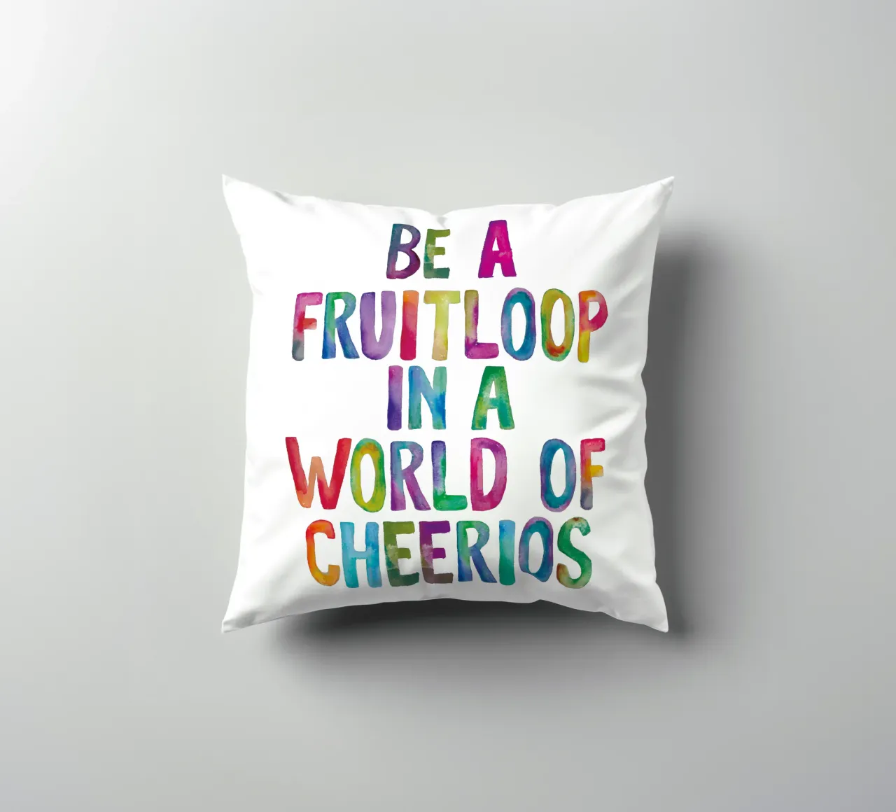 Sii un Fruitloop in un mondo di Cheerios Tipografia arcobaleno cuscino da THE MOTIVATED TYPE