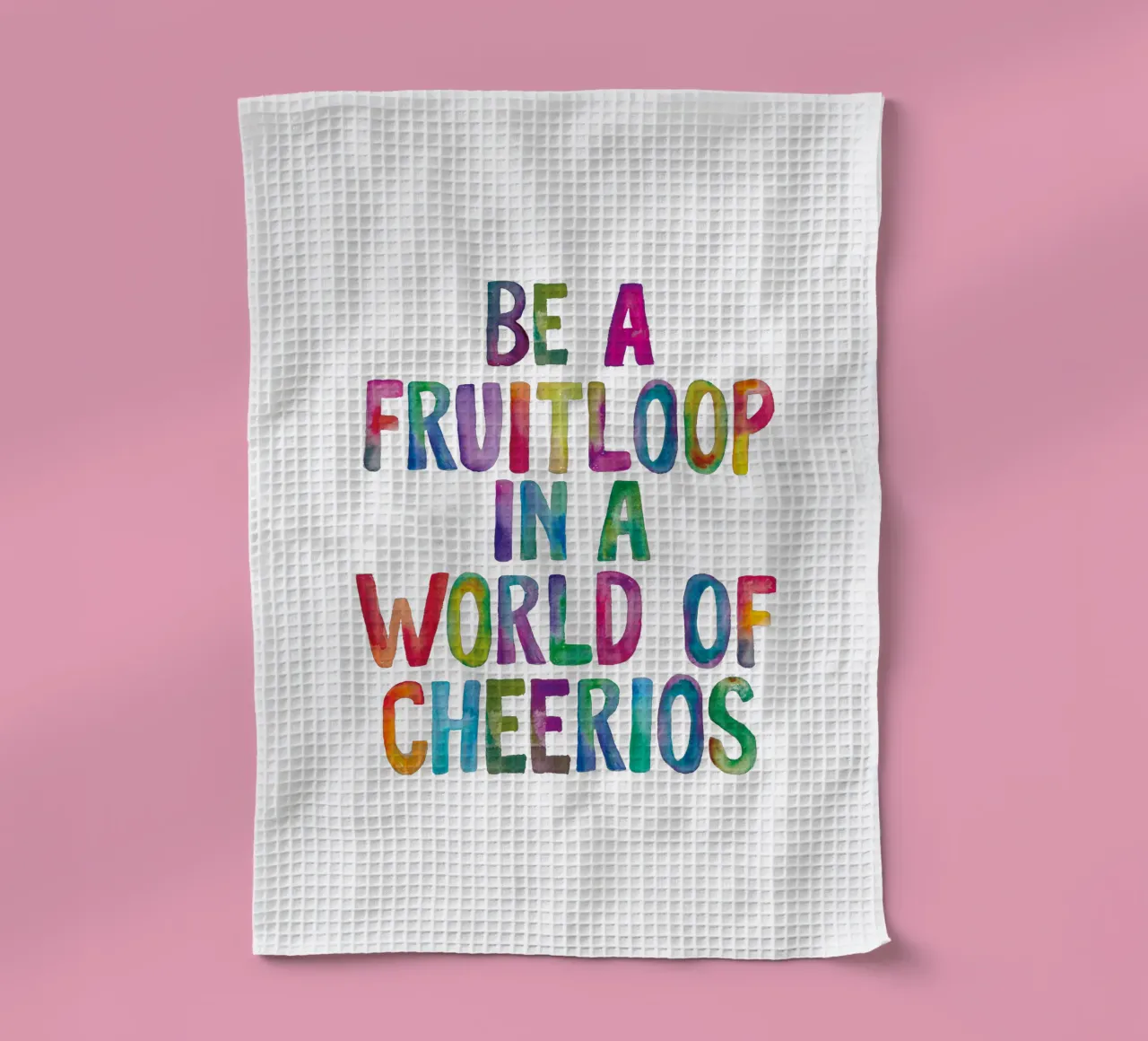 Soyez un Fruitloop dans un monde de Cheerios Typographie arc-en-ciel torchon de THE MOTIVATED TYPE