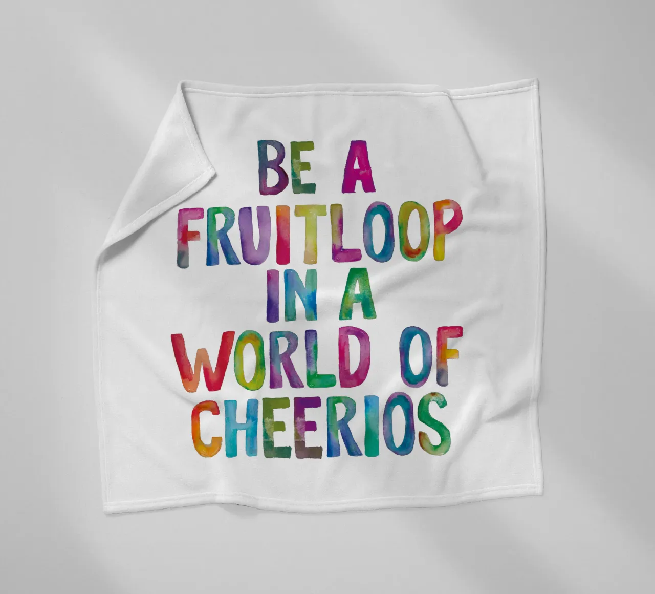 Sii un Fruitloop in un mondo di Cheerios Tipografia arcobaleno coperta in pile da THE MOTIVATED TYPE