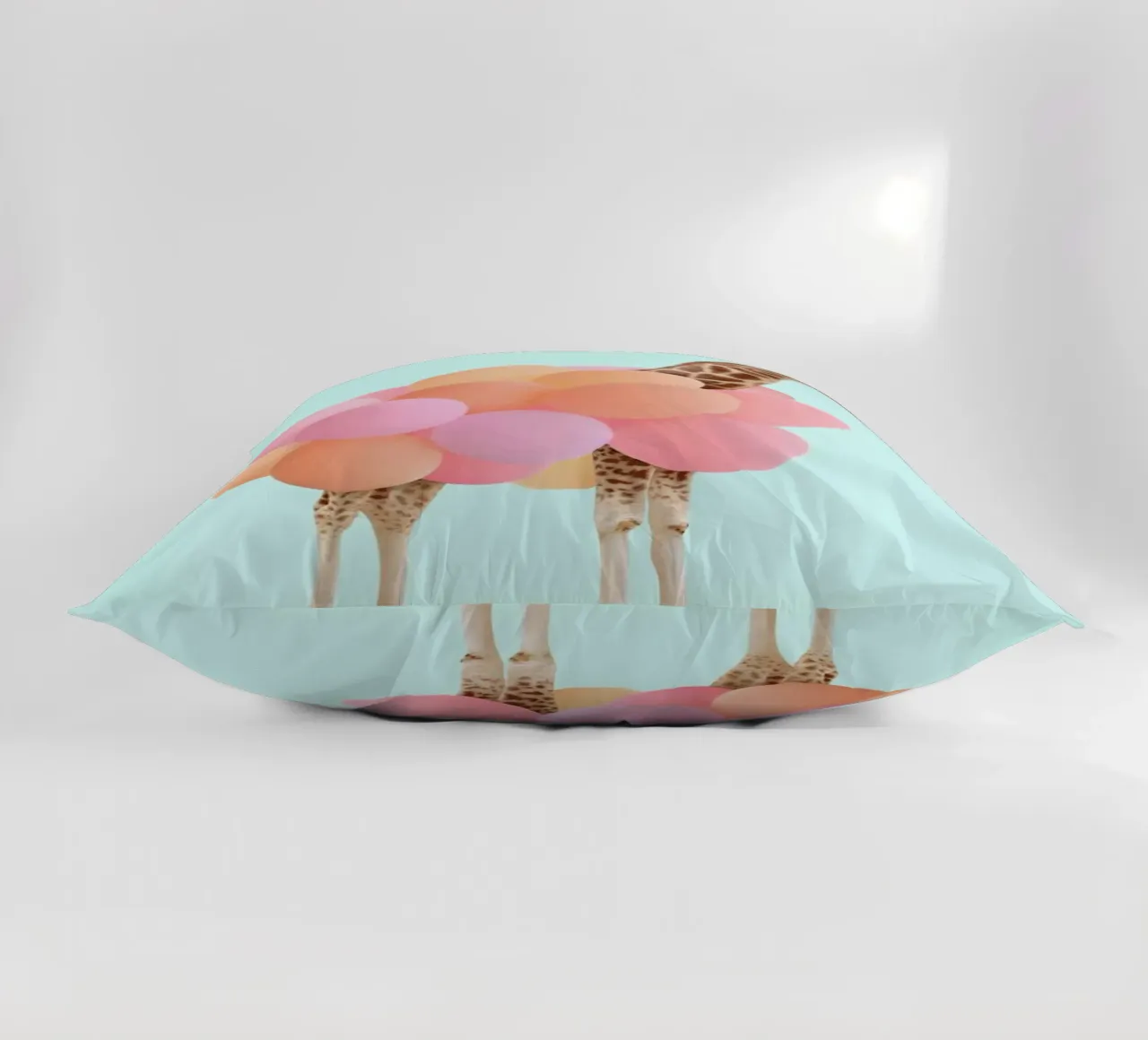 Party Giraffe cuscino da Paul Fuentes Design