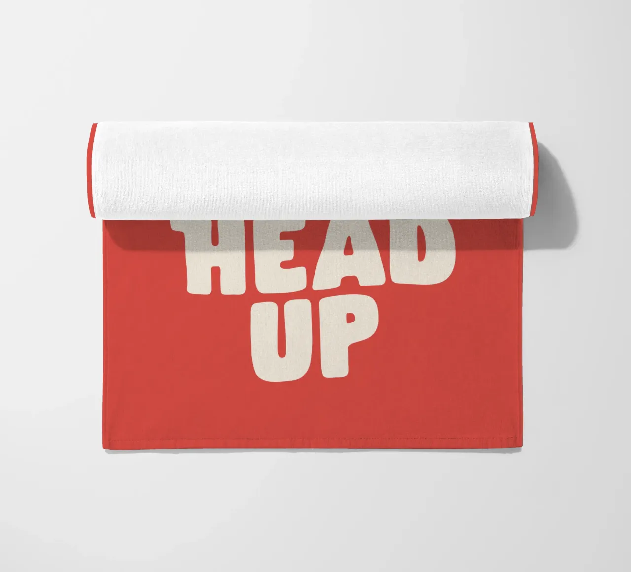 Design tipografico ottimistico "Keep Your Head Up" (Tieni la testa alta) telo mare da THE MOTIVATED TYPE