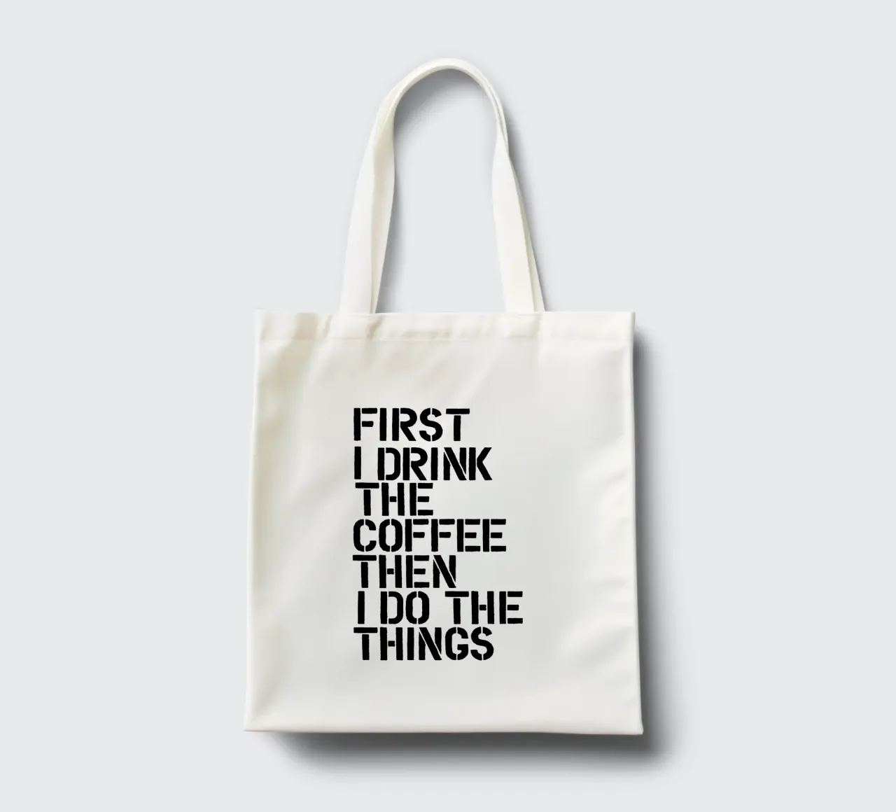 Erst trinke ich den Kaffee, dann tue ich die Dinge Jutebeutel von THE MOTIVATED TYPE