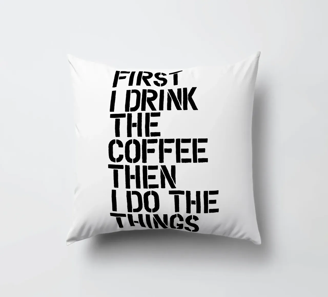 Prima bevo il caffè, poi faccio le cose che voglio fare cuscino da THE MOTIVATED TYPE
