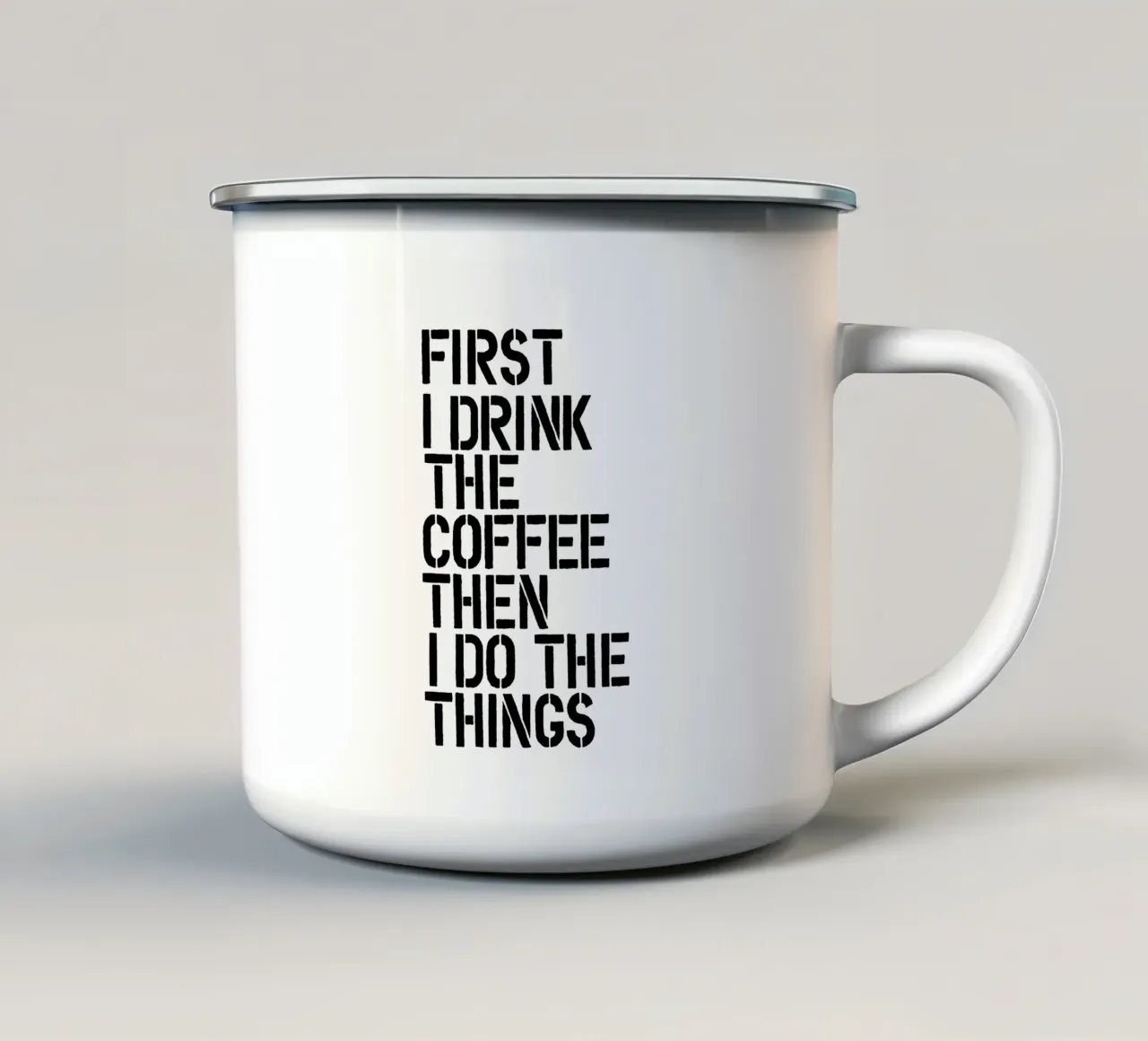 Prima bevo il caffè, poi faccio le cose che voglio fare tazza in smalto da THE MOTIVATED TYPE