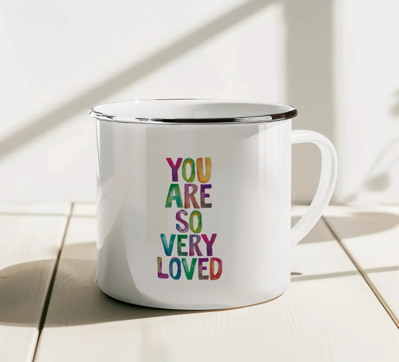 Sei così tanto amato Design tipografico arcobaleno tazza in smalto da THE MOTIVATED TYPE