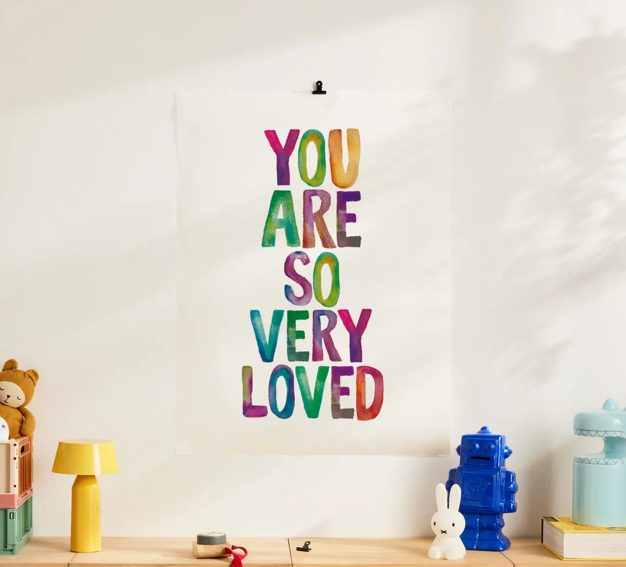 Sei così tanto amato Design tipografico arcobaleno poster con telaio in plastica da THE MOTIVATED TYPE