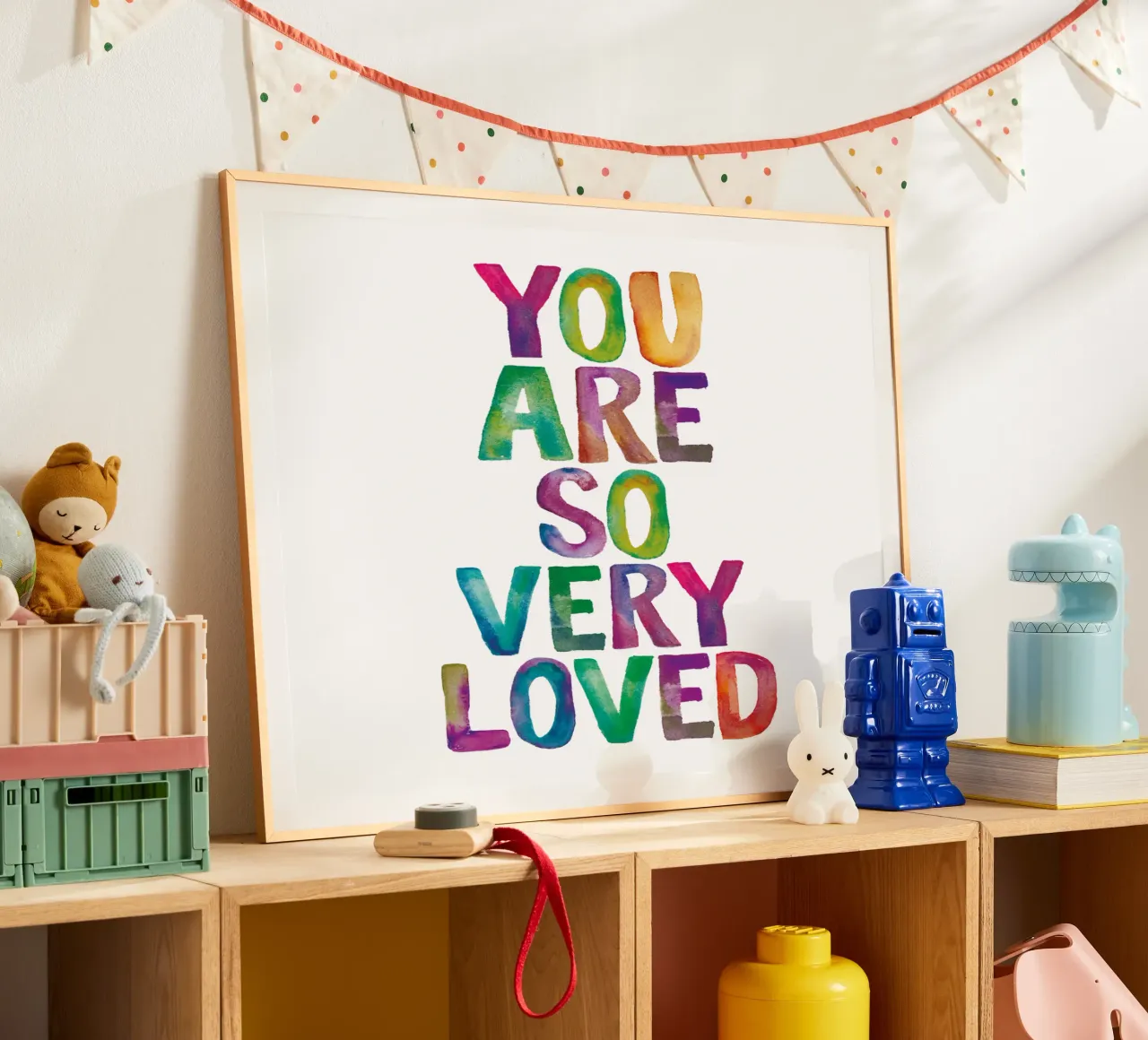 Sei così tanto amato Design tipografico arcobaleno poster con telaio in plastica da THE MOTIVATED TYPE