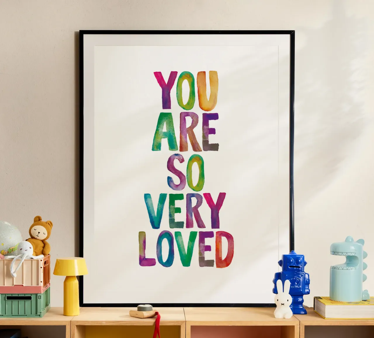Sei così tanto amato Design tipografico arcobaleno poster con telaio in plastica da THE MOTIVATED TYPE
