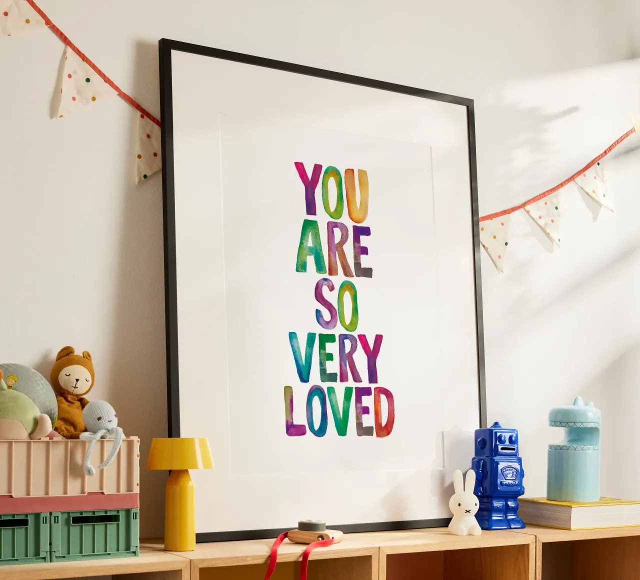 Sei così tanto amato Design tipografico arcobaleno poster con telaio in plastica da THE MOTIVATED TYPE