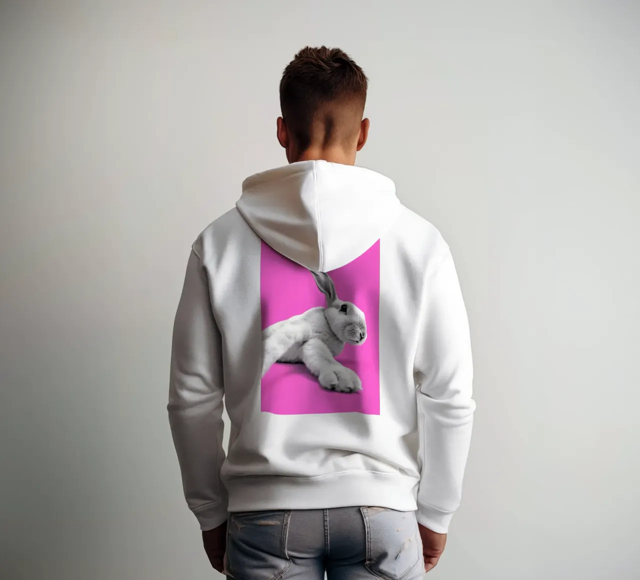 Coniglietto moderno pop art in scena rosa felpa con cappuccio da Studio Mooodz