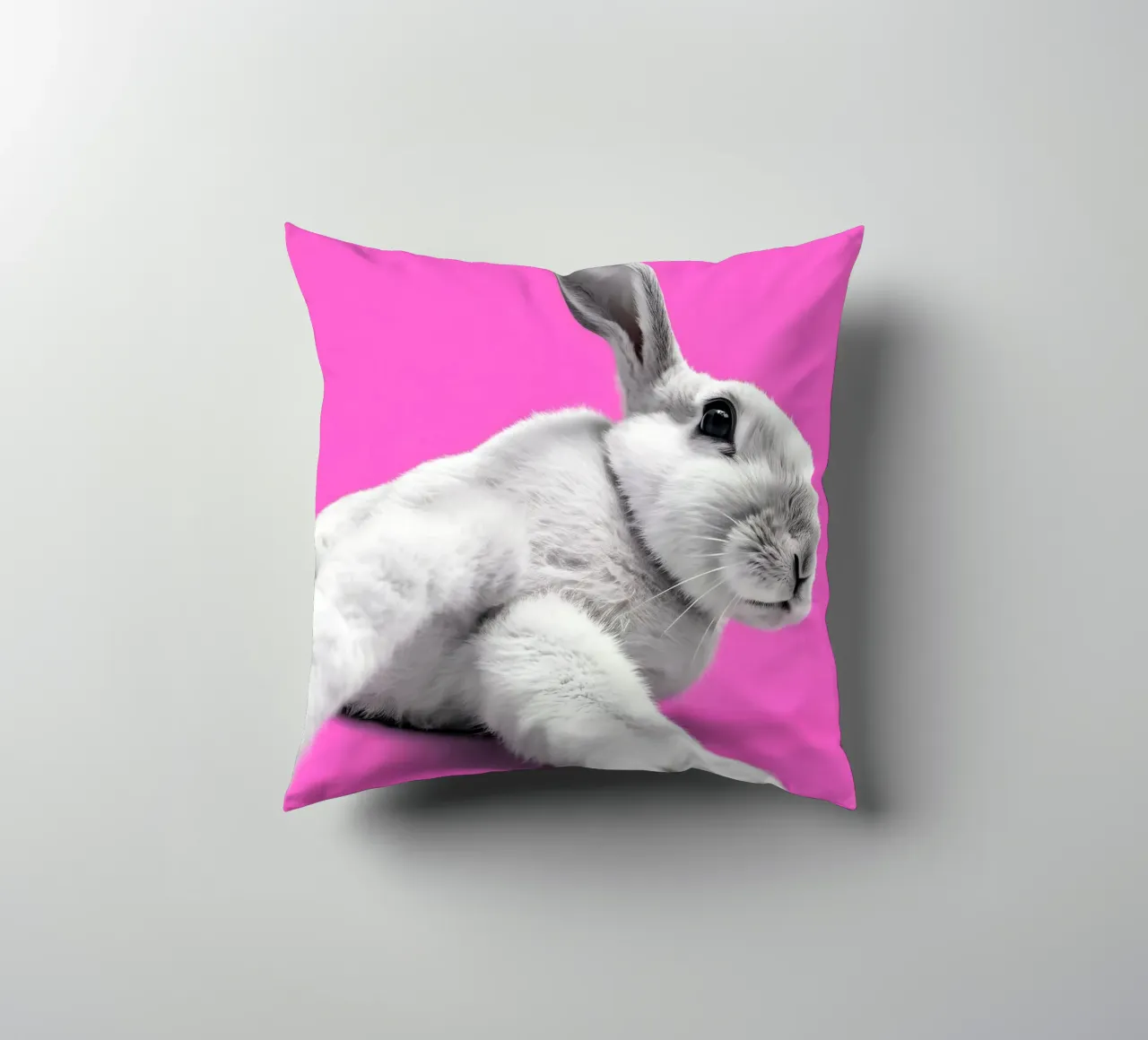 Coniglietto moderno pop art in scena rosa cuscino da Studio Mooodz
