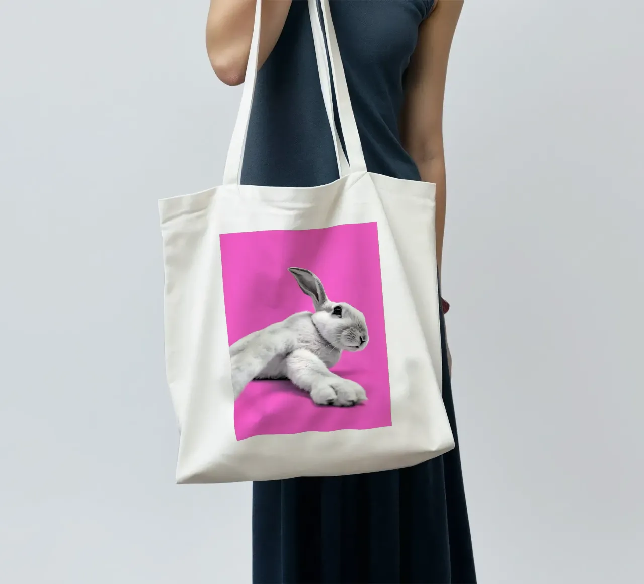 Coniglietto moderno pop art in scena rosa borsa in juta da Studio Mooodz