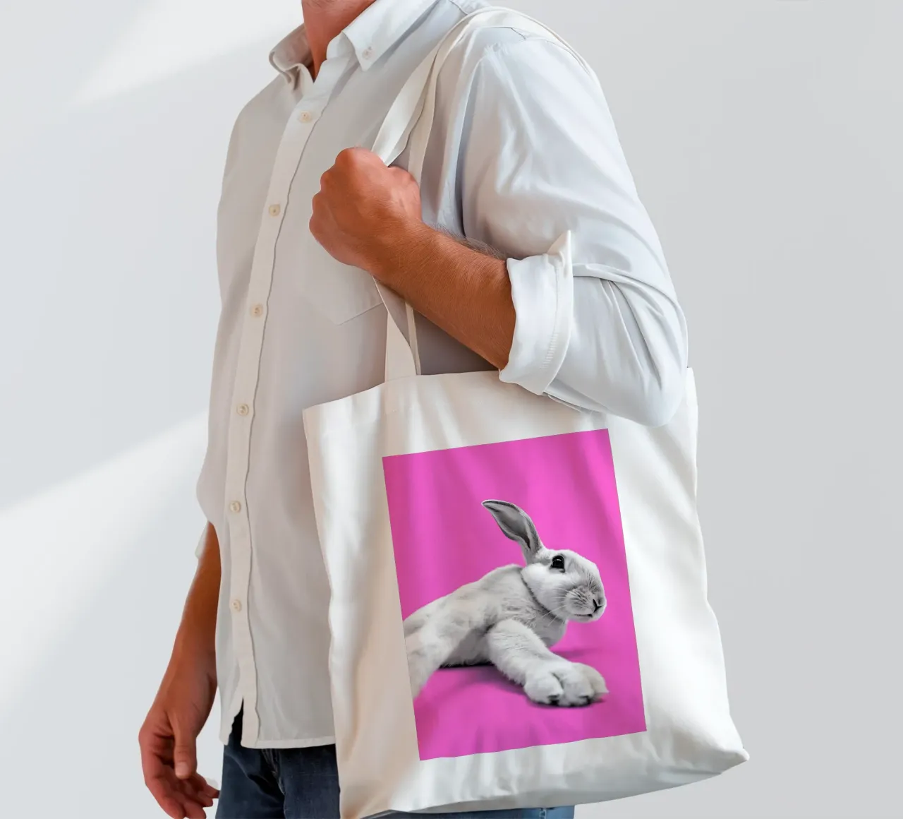 Coniglietto moderno pop art in scena rosa borsa in juta da Studio Mooodz