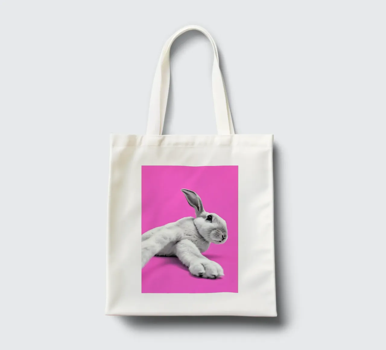 Coniglietto moderno pop art in scena rosa borsa in juta da Studio Mooodz