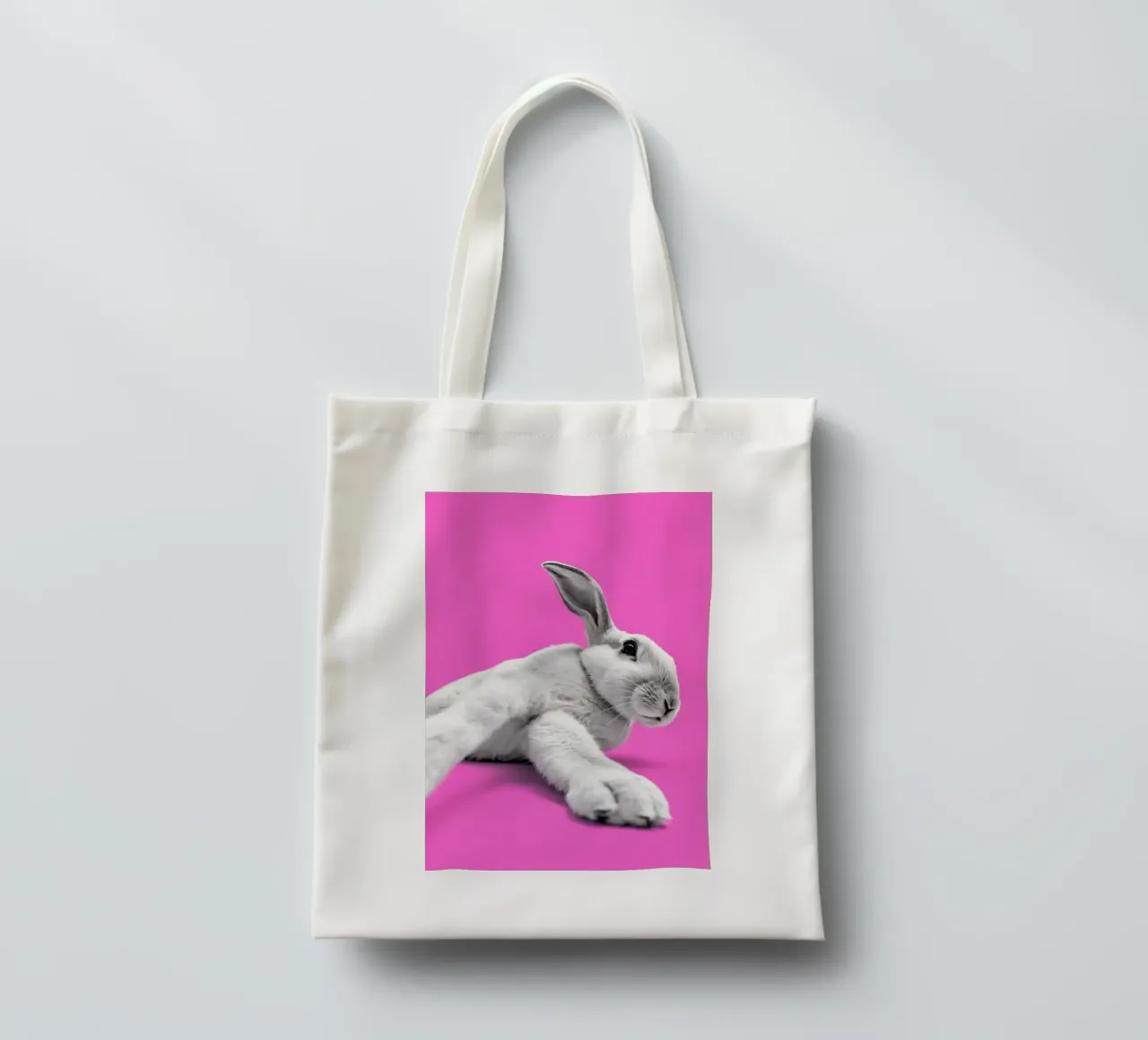 Coniglietto moderno pop art in scena rosa borsa in juta da Studio Mooodz
