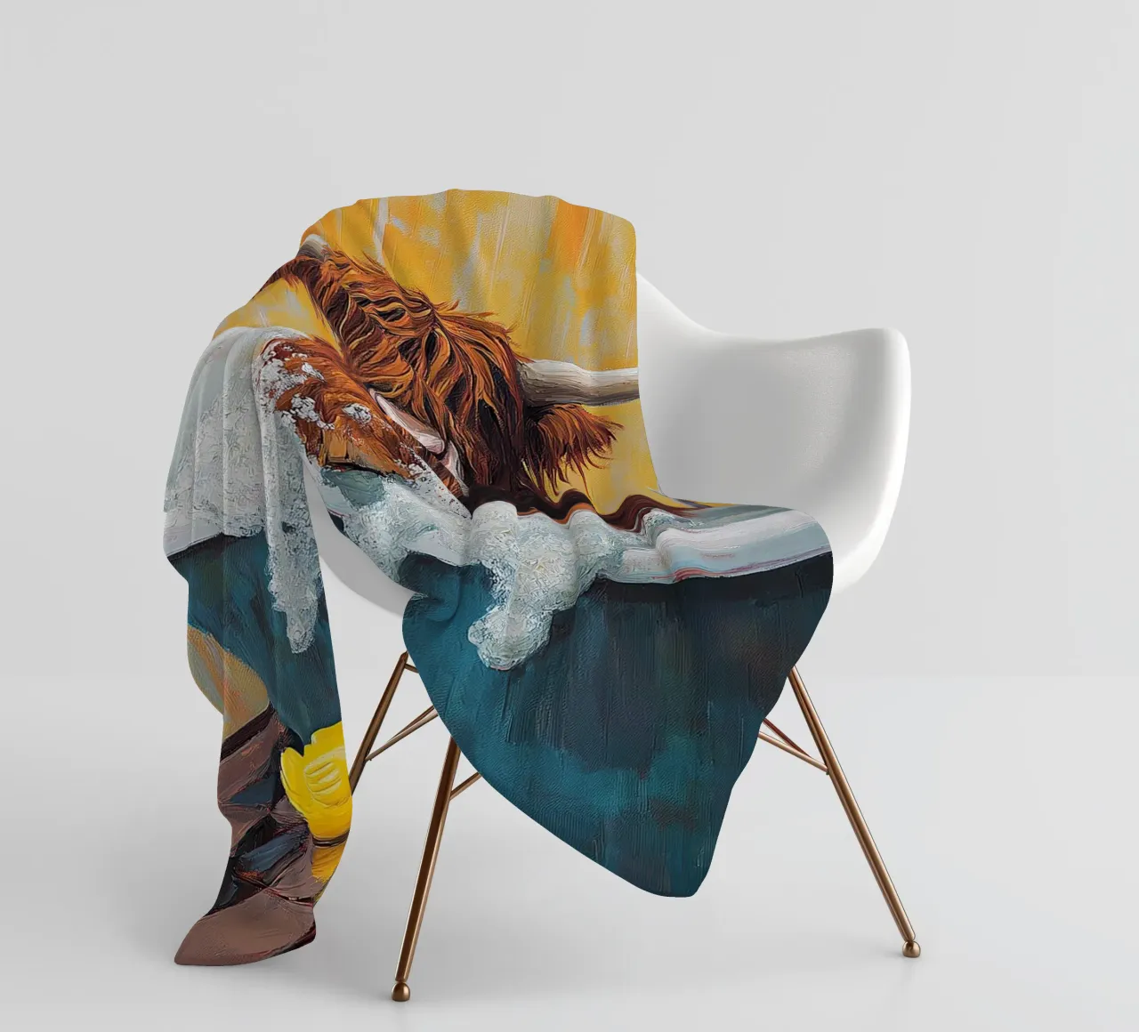 Mucca Highland nella vasca da bagno coperta in pile da Nikis Art Studio