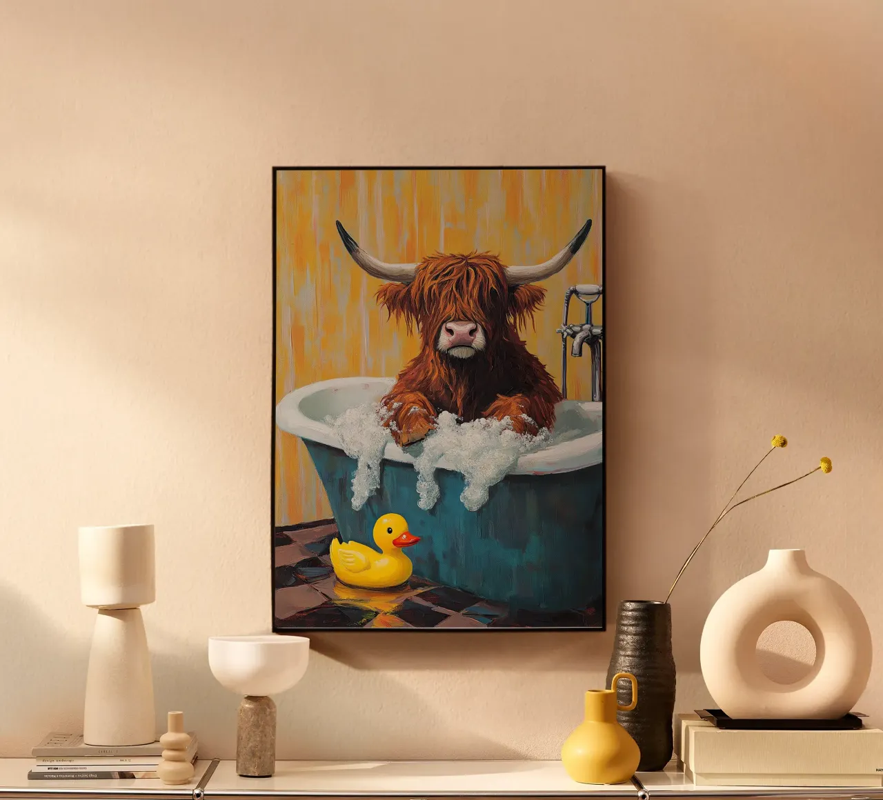Mucca Highland nella vasca da bagno plexiglass da Nikis Art Studio